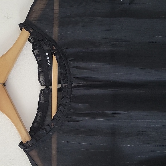 Torrid Black Sheer Short Sleeve Ruffle Neck Blouse Size 2X - Picture 2 of 8